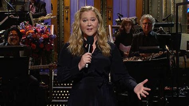 Amy Schumer Shades Kanye West In ‘SNL’s Opening Monologue – Hollywood Life