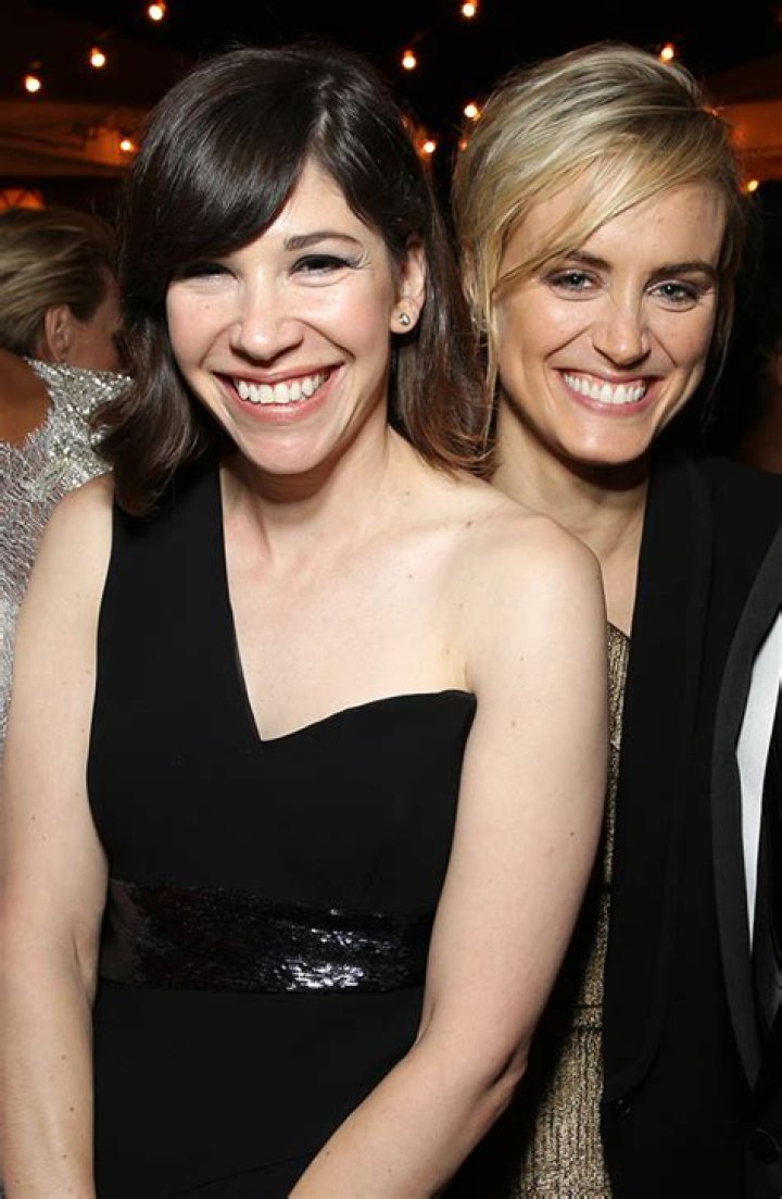Are Carrie Brownstein & Taylor Schilling Dating? OITNB Star Speaks – Hollywood Life