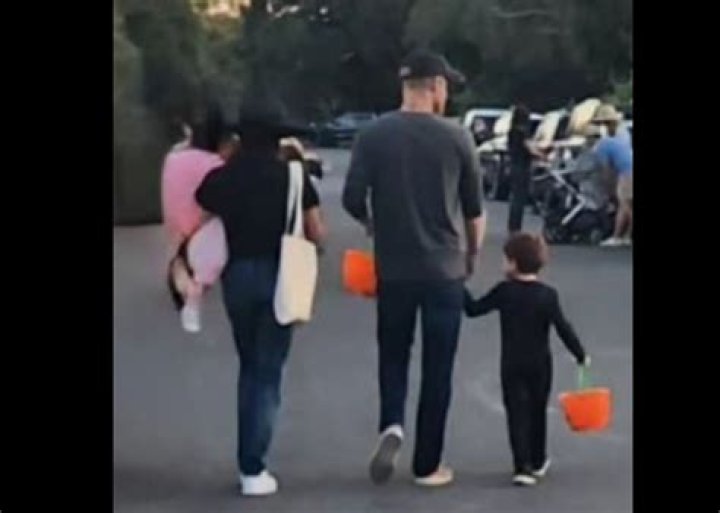 Ben Affleck & J.Lo Take Their Kids Shopping In L.A. 1 Week Before Christmas – Photos