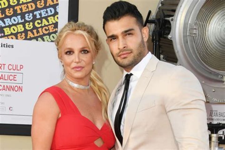 Britney Spears Leans In For A Kiss With Boyfriend Sam Asghari In Sultry New Pic