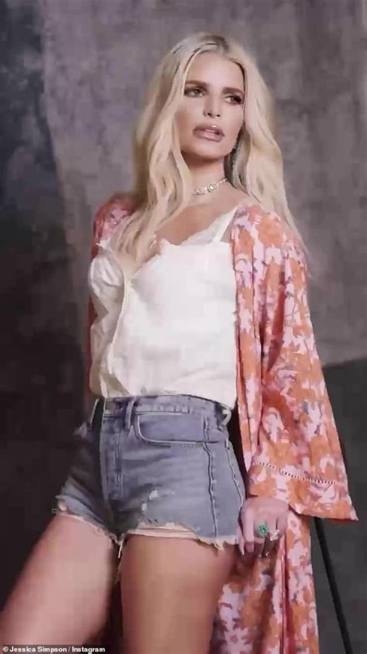 Britney Spears Struts Through Her Backyard In Daisy Dukes & A Crop Top — Watch