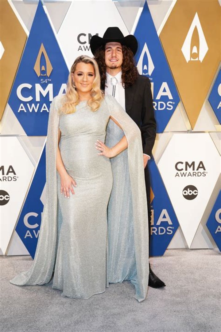 CMA Awards Red Carpet 2020 — Photos Of Celeb CMAs’ Arrivals – Hollywood Life