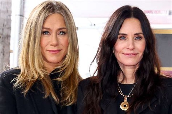 Courteney Cox Reunites With ‘Friends’ Costars Jennifer Aniston & Lisa Kudrow For Her 55th Birthday