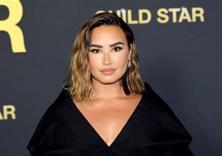 Demi Lovato Makeup-Free & Glowing Skin – New Video – Hollywood Life