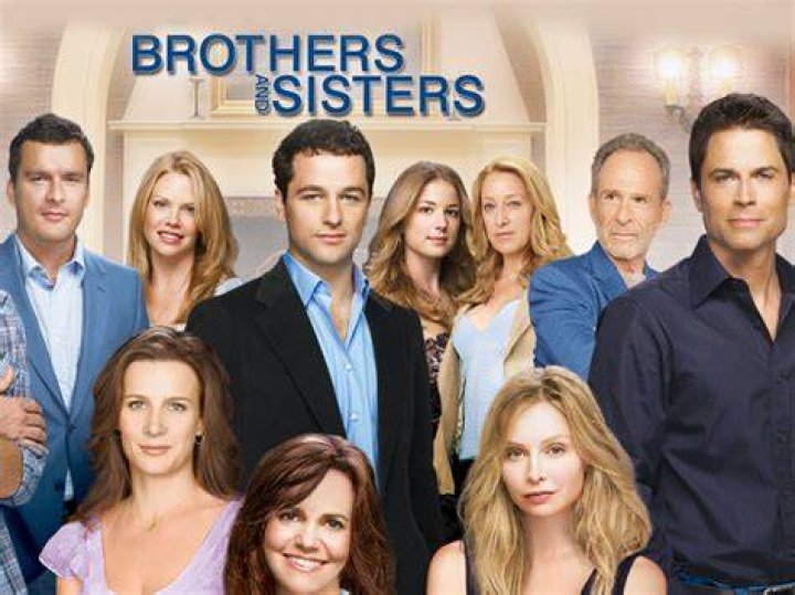 Facts About Her 11 Brothers & Sisters – Hollywood Life