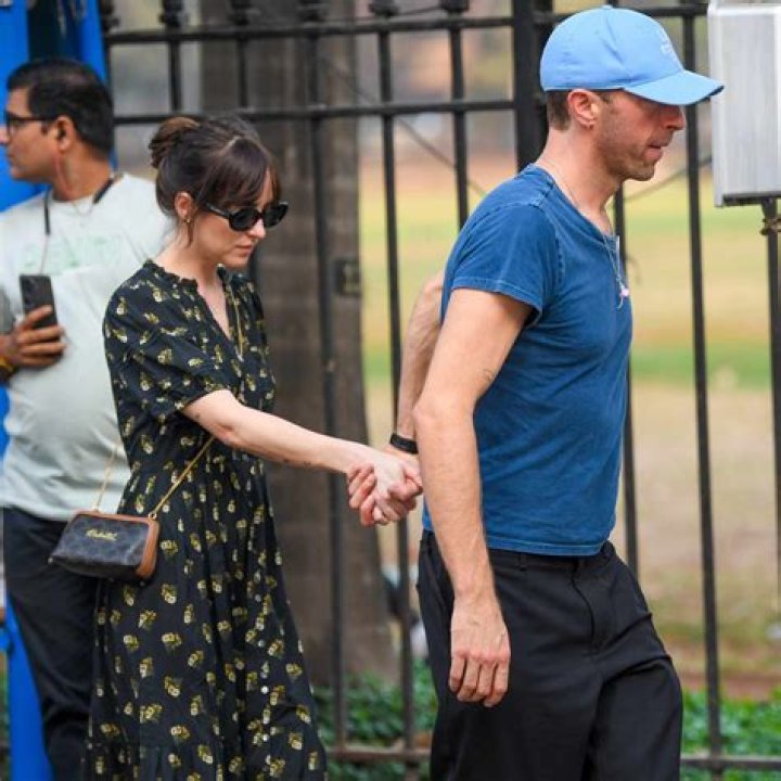 Gwyneth Paltrow Spotted Chatting With Dakota Johnson: Photos – Hollywood Life
