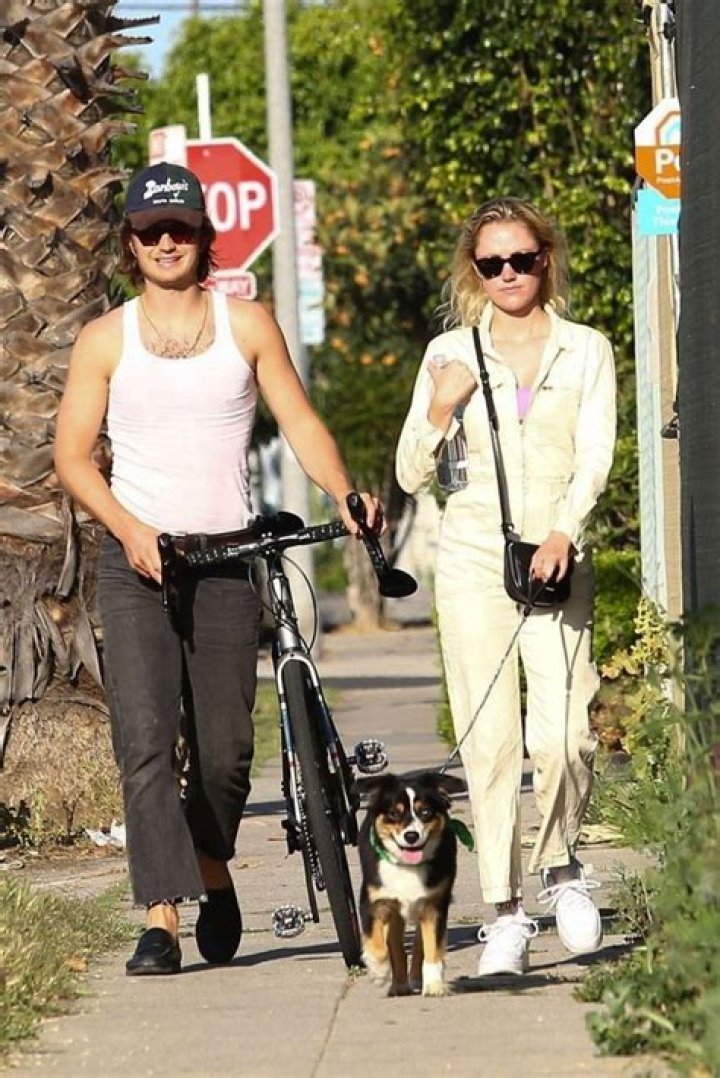 Joe Keery & Maika Monroe — PICS – Hollywood Life