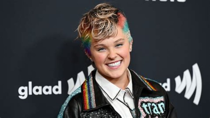 JoJo Siwa Confirms She’s Back With Ex Kylie Prew & Posts PDA Pic At Disney To Prove It