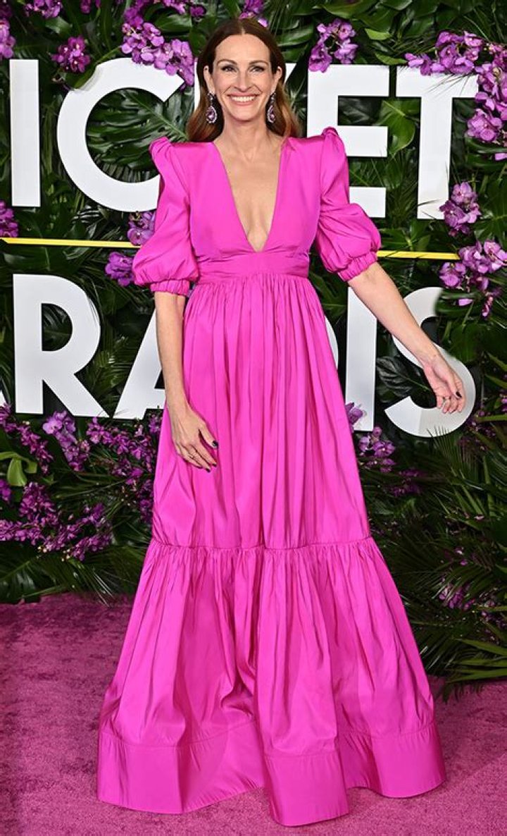 Julia Roberts Plunging Pink Dress ‘Ticket To Paradise’ Premiere Photos – Hollywood Life