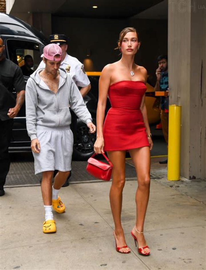 Justin Bieber's 'Mistletoe' Girlfriend Revealed! – Hollywood Life