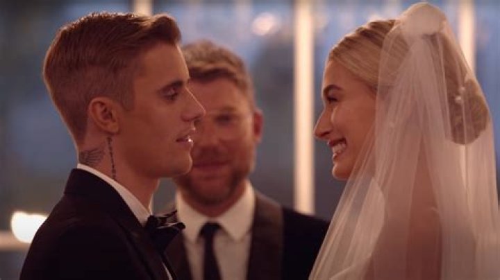 Justin Bieber Does Wife Hailey Baldwin’s Makeup Like A Pro & The Results Are Almost Flawless – Watch
