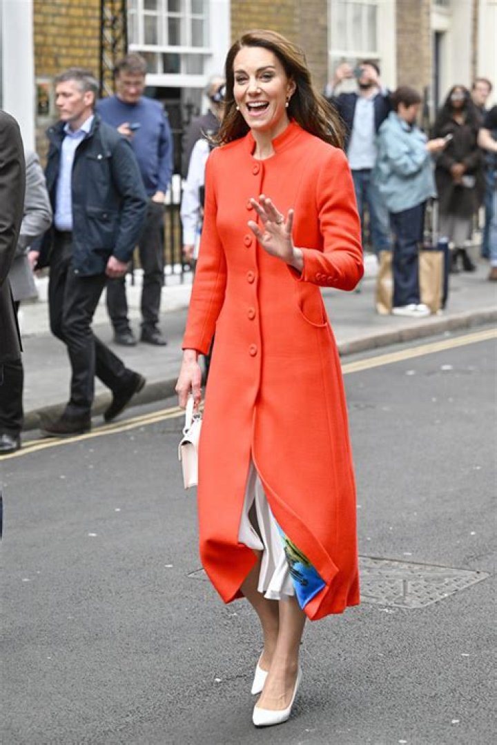 Kate Middleton Wears Red Coat On Pub Trip Ahead Of Charles’ Coronation – Hollywood Life