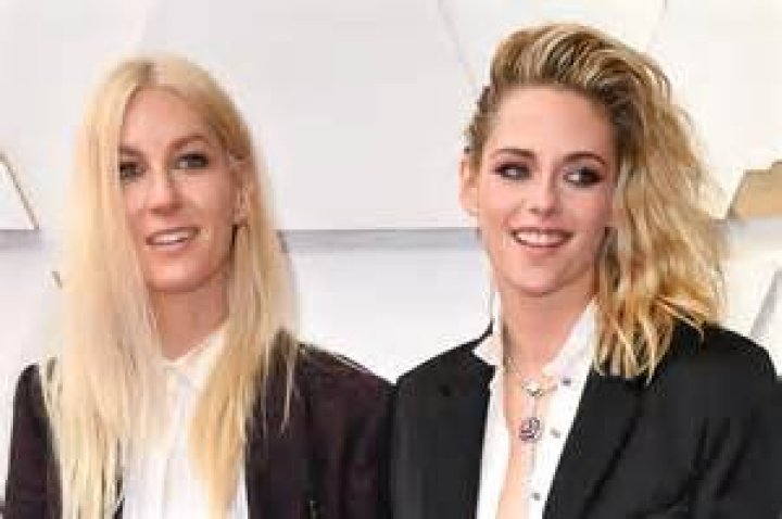 Kristen Stewart & More Appear – Hollywood Life