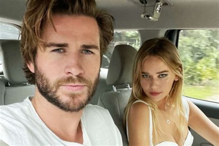 Liam Hemsworth & Gabriella Brooks Kissing On Beach In Australia: Pics – Hollywood Life