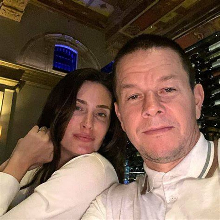 Mark Wahlberg Shirtless & Kissing Wife Rhea Durham In Barbados: Pics – Hollywood Life