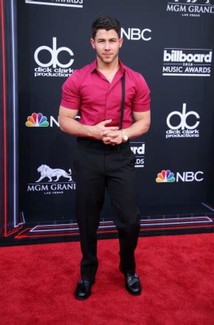 Nick Jonas’ One Suspender Strap At Billboard Music Awards: Tweets – Hollywood Life
