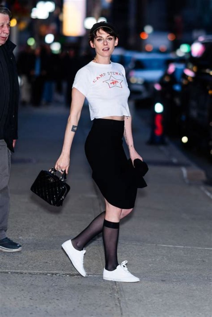 Noah Cyrus Goes Braless In Crop Top For Birthday Pic – Hollywood Life