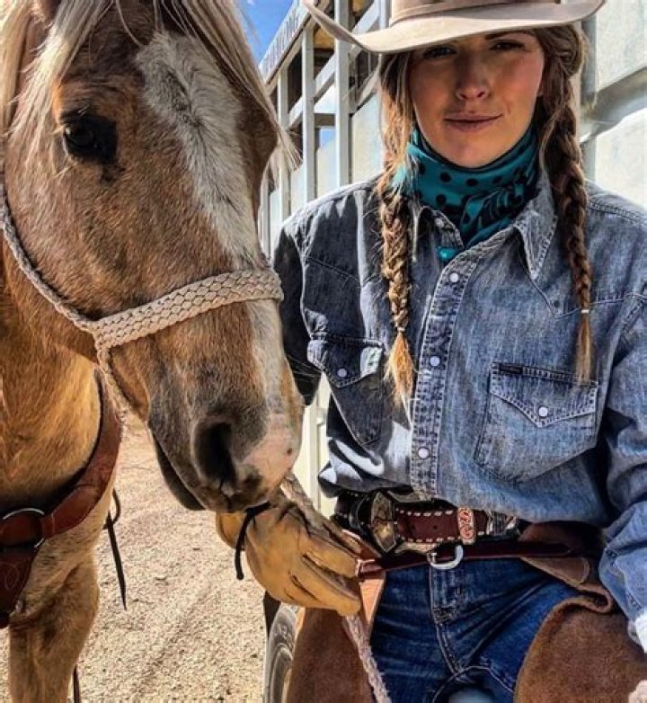 Noah Cyrus Seen Riding A Horse In A Bikini & Cowgirl Hat — Photos – Hollywood Life