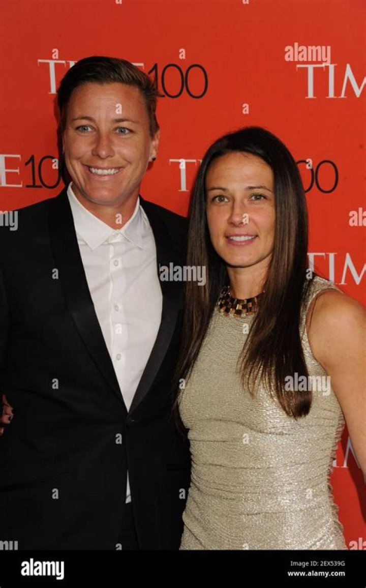 [PIC] Abby Wambach Kisses Wife, Sarah Huffman, After Incredible World Cup Win – Hollywood Life