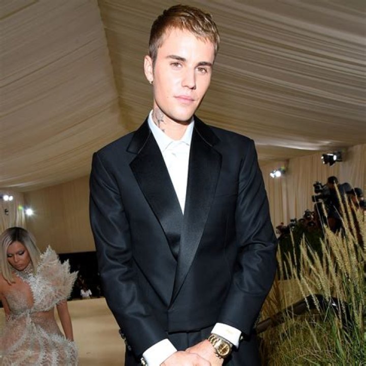 [PICS] Celebrities Wearing White Vans Like ‘Damn Daniel’ — Justin Bieber & More – Hollywood Life