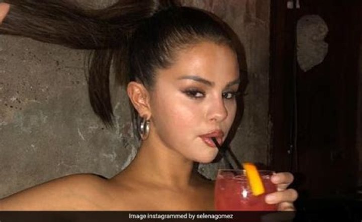 [PICS] Selena Gomez’s Bikini Freedom — Sel Shows Some Sexy Skin In Florida – Hollywood Life