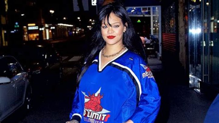 Rihanna Wears Baggy Jeans & Heels To Dinner With Her Friends In NYC – Hollywood Life