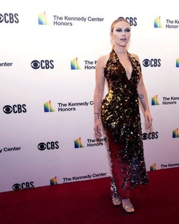 Scarlett Johansson Stuns In Gold Dress For Kennedy Center Honors – Hollywood Life