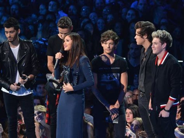 Selena Gomez, One Direction & More Artists Perform — Pics – Hollywood Life