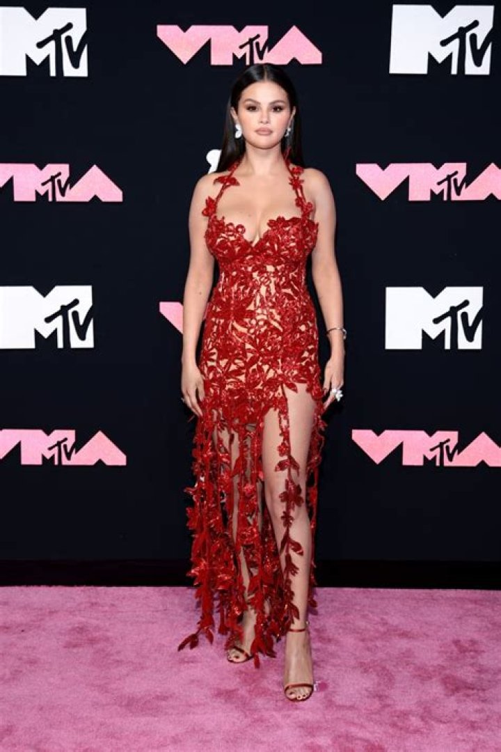Selena Gomez’s VMAs Dress — See Her Sexy & Sleek Gown – Hollywood Life
