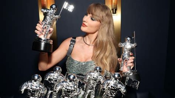 Seth MacFarlane Disses Taylor Swift At MTV Movie Awards