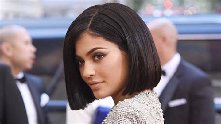 She Debuts New Bob — Photo – Hollywood Life