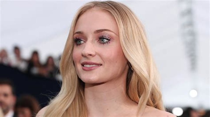 Sophie Turner Reveals Red Hair Makeover In Crop Top – Hollywood Life