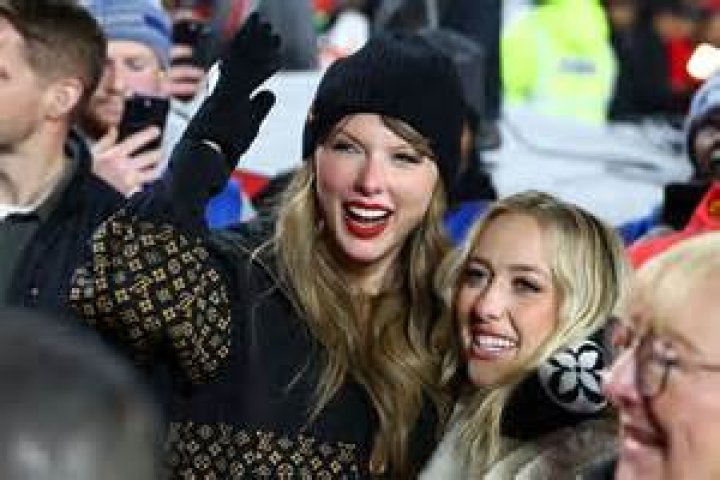 Taylor Swift, Brittany Mahomes, and Chiefs WAGs Enjoy Girls Night Out – Hollywood Life