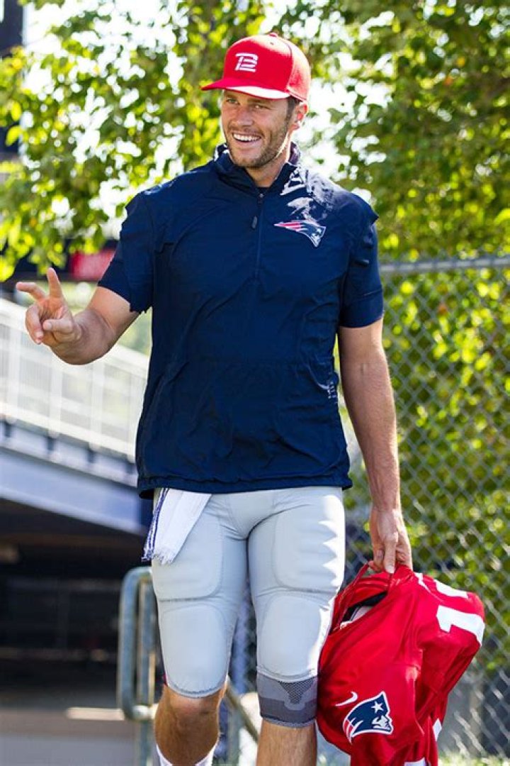 Tom Brady’s Sexiest Pictures — See Hot Photos Of The Patriots QB – Hollywood Life